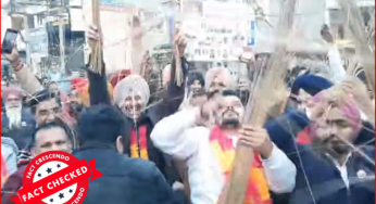 झाड़ू की तीलियां उड़ाते लोगों का ये वीडियो दिल्ली चुनाव से सम्बंधित  नहीं है , वीडियो पुराना है..